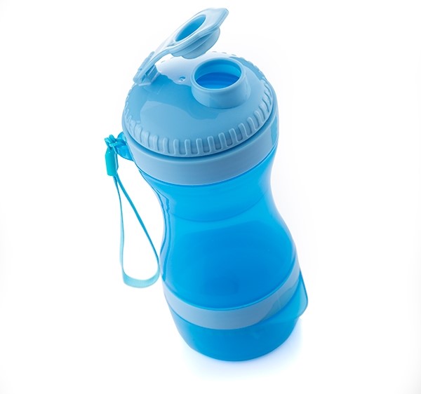 Minimalist 2-IN-1 pet bottle in use