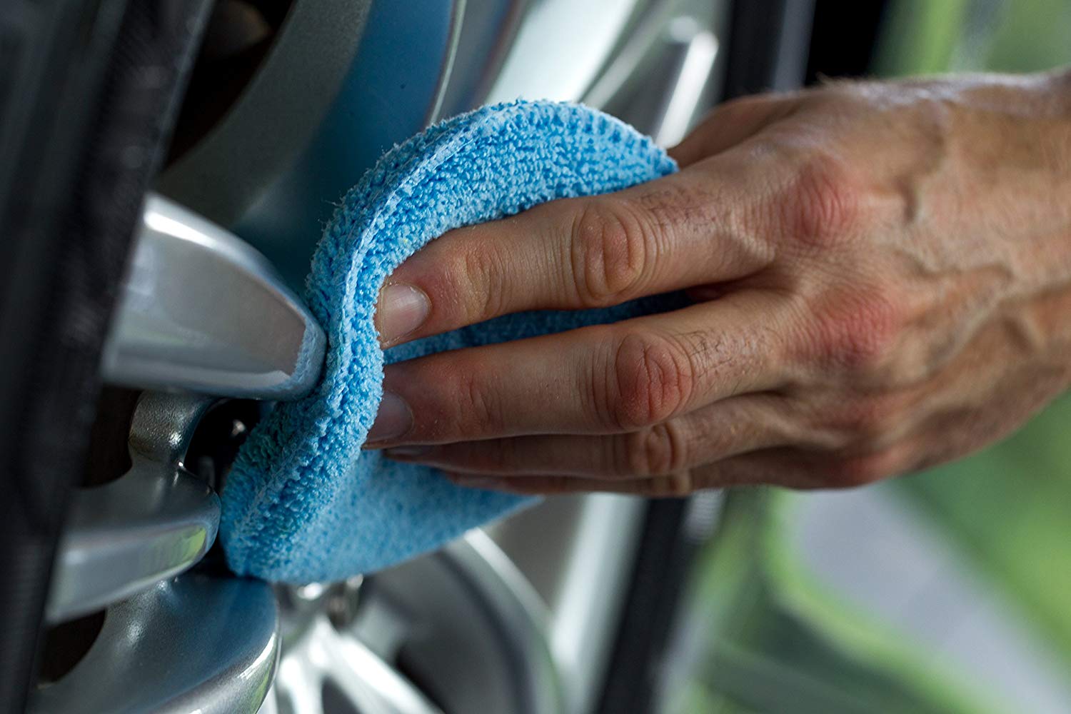 Soft microfiber car wax for a scratch-free, glossy finish