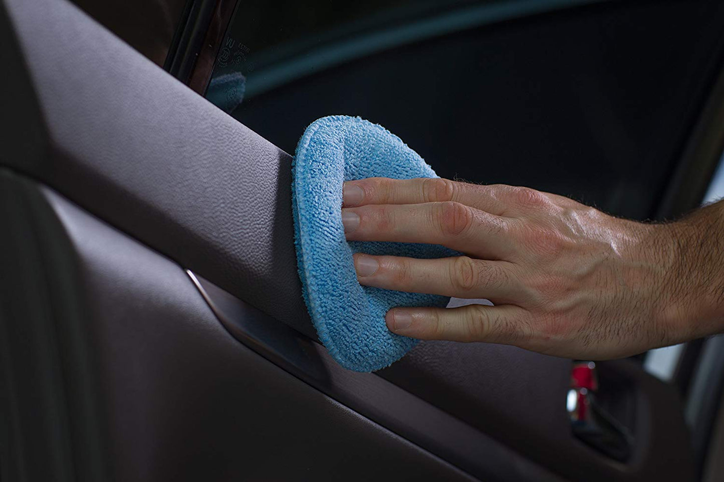 Microfiber car wax for a durable, long-lasting shine