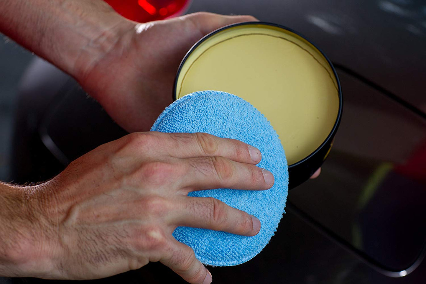 Easy-to-use microfiber car wax for a showroom shine